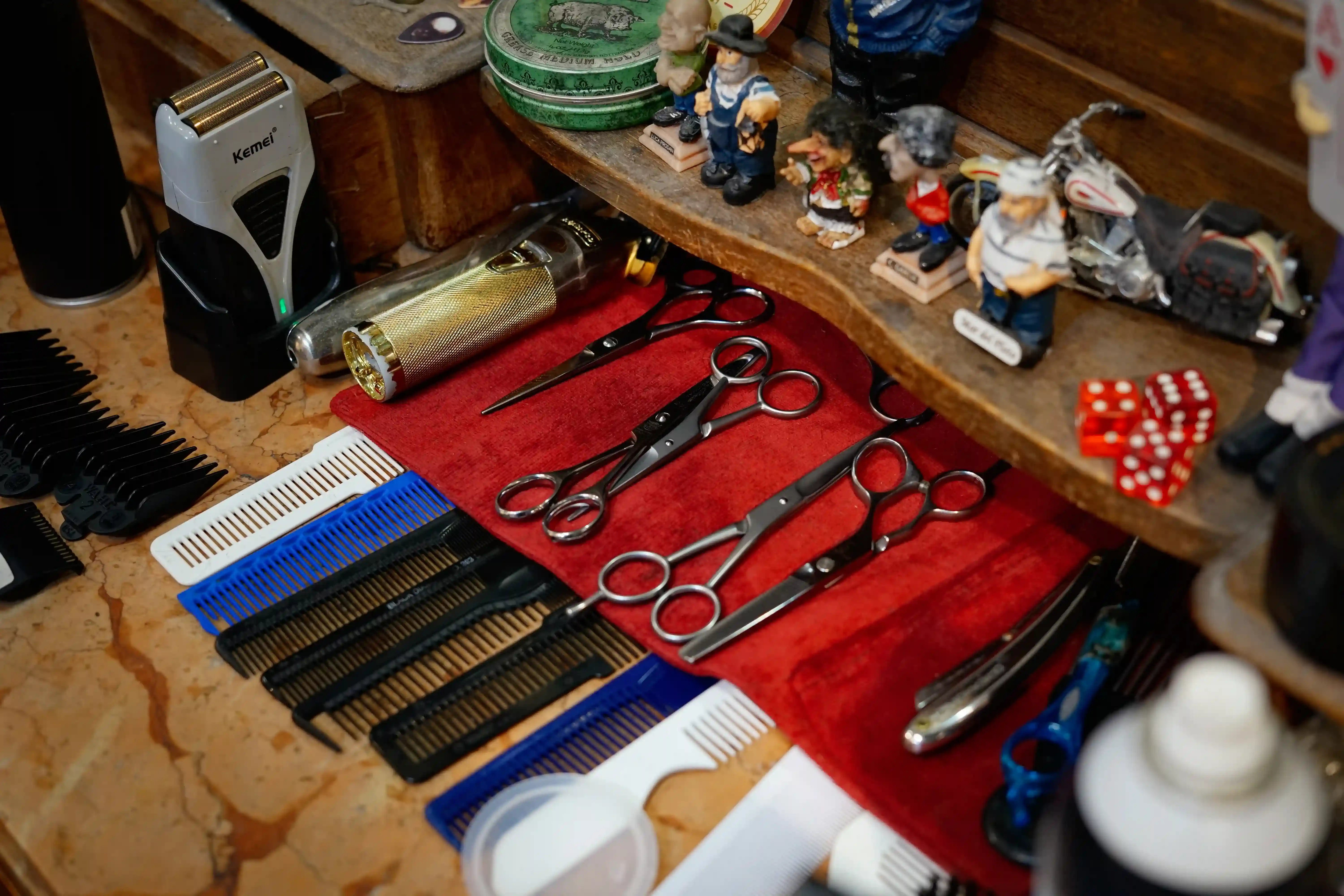 Detalles del equipamiento profesional de barbería