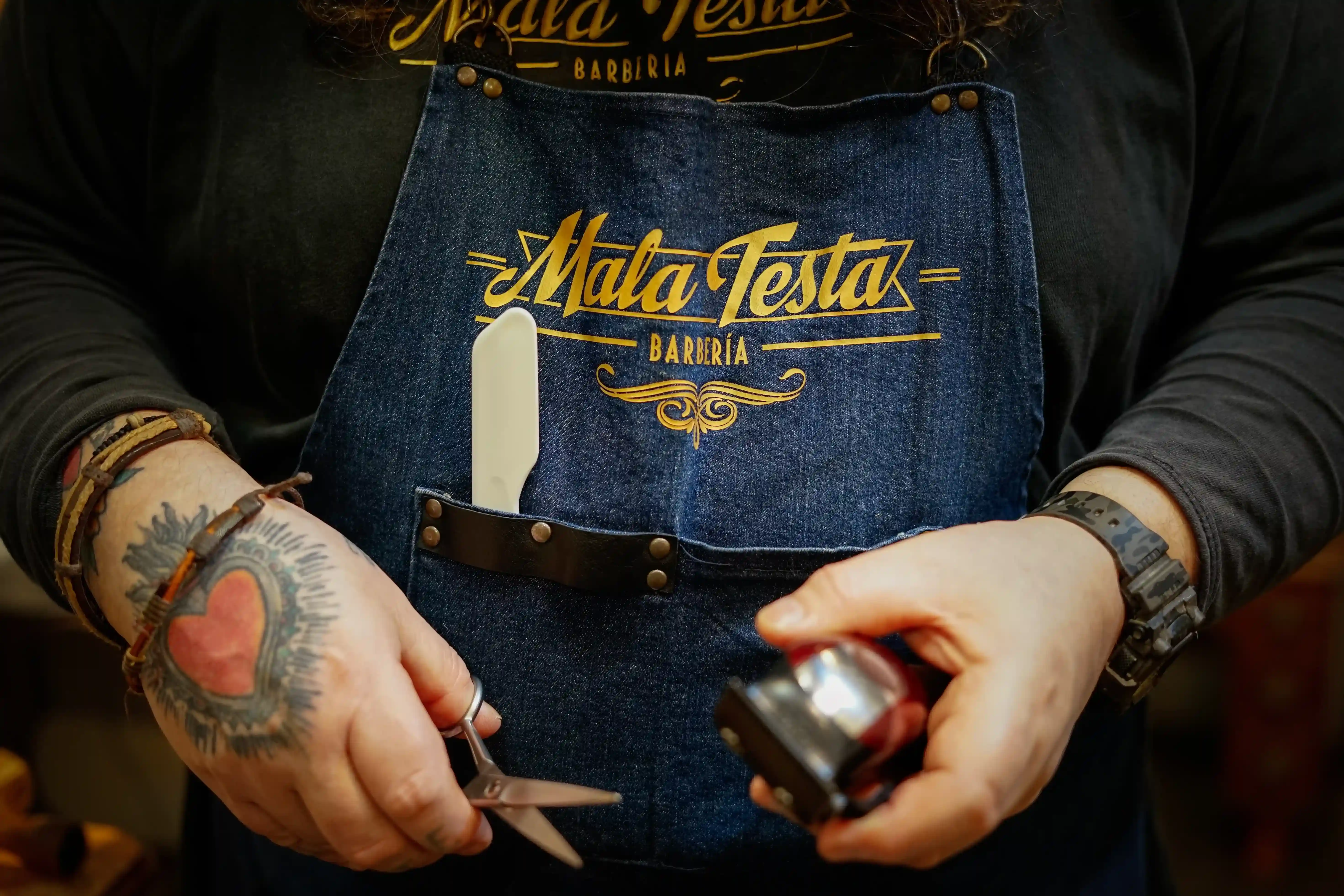Interior de la barbería Mala Testa con sillones vintage